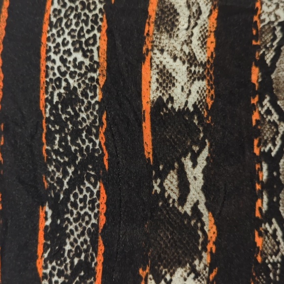 T-shirt in a stretchy material, snake-print black, off-white and orange - Picture 4 of 9